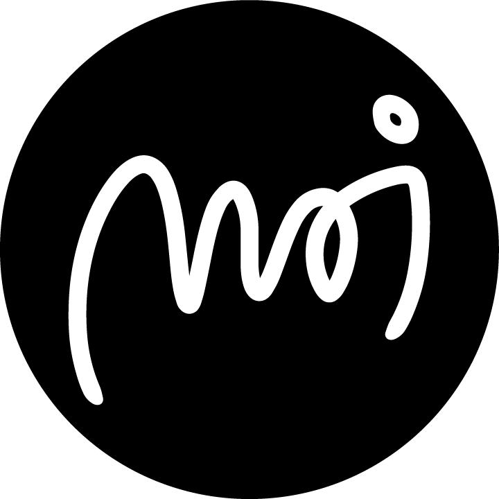 moi-logo-hvit-i-sort-sirkel-versjon-til-digitalt